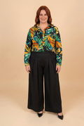 Chemise ALMA verte avec pantalon noir – mode grande taille femme