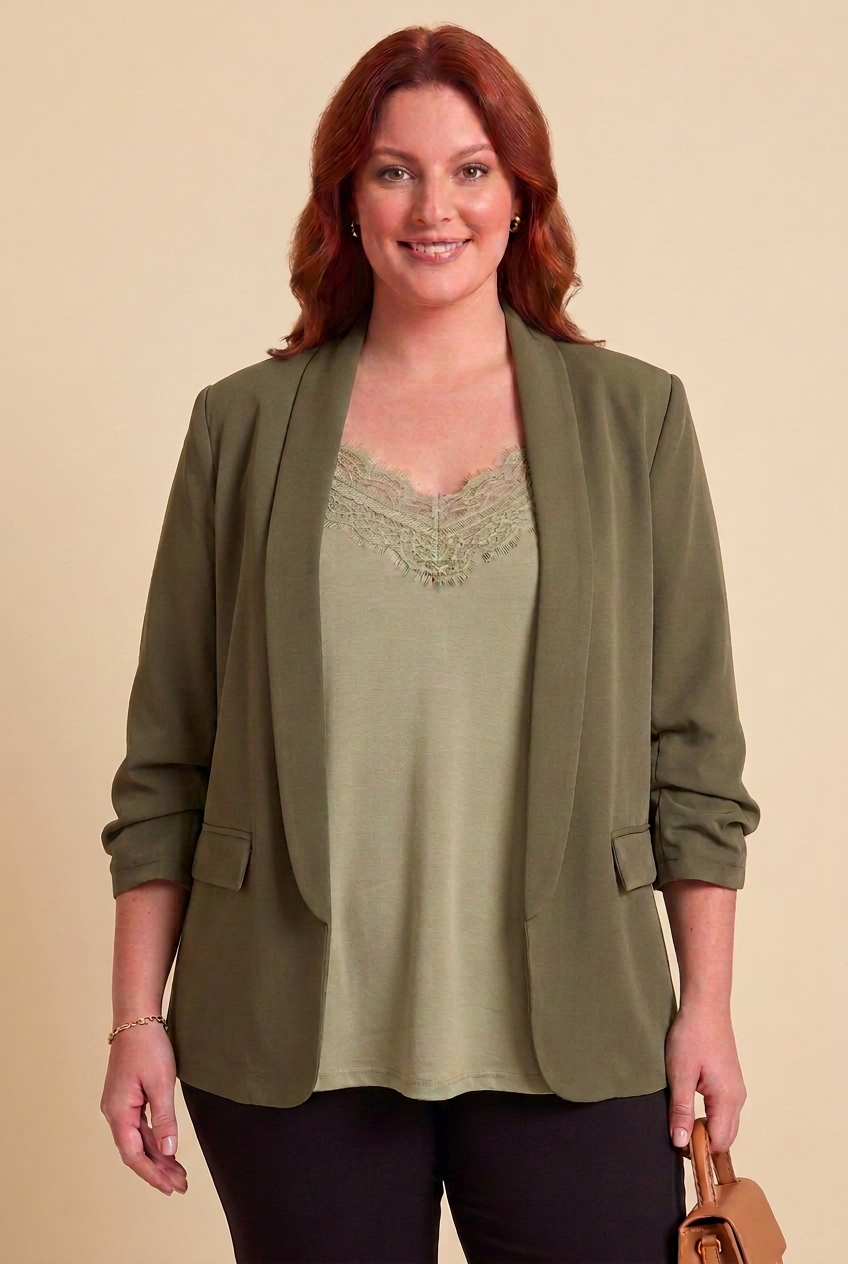 Débardeur dentelle ANYA kaki porté par notre mannequin – mode grande taille femme