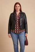 Blouse AZALÉE et perfecto REBEL noir sur la mannequin rousse – mode grande taille femme