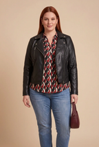 Blouse AZALÉE et perfecto REBEL noir sur la mannequin rousse – mode grande taille femme