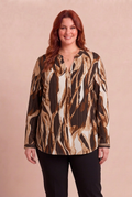 Blouse LUCIA à liseré doré portée par notre mannequin – mode grande taille femme