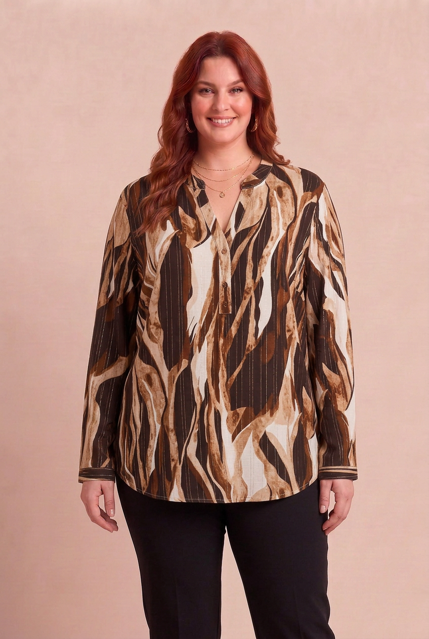 Blouse LUCIA à liseré doré portée par notre mannequin – mode grande taille femme
