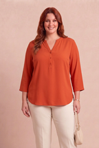 Blouse Pure brique rouille portée avec accessoires – mode grande taille femme