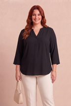 Blouse Pure noire portée avec accessoires – mode grande taille femme