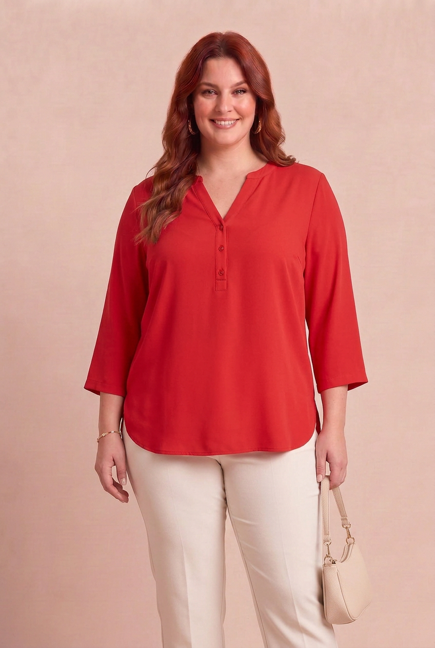 Blouse Pure rouge portée avec accessoires – mode grande taille femme