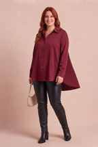 Chemise PLISSIA bordeaux avec ROCKA – mode grande taille femme