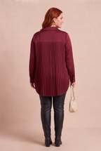 Chemise PLISSIA bordeaux, vue du dos plissé – mode grande taille femme