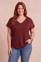 Top CLÉMATITE bordeaux porté par notre mannequin – mode grande taille femme