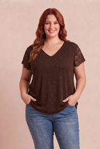 Top CLÉMATITE marron porté par notre mannequin – mode grande taille femme