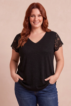Top CLÉMATITE noir porté par notre mannequin – mode grande taille femme
