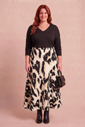 Jupe ZINNIA imprimé noir et crème avec pull noir – mode grande taille femme