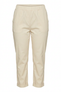 Pantalon ERIS beige porté de face – mode grande taille femme