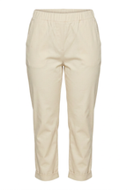Pantalon ERIS beige porté de face – mode grande taille femme