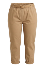 Pantalon ERIS camel porté de face – mode grande taille femme