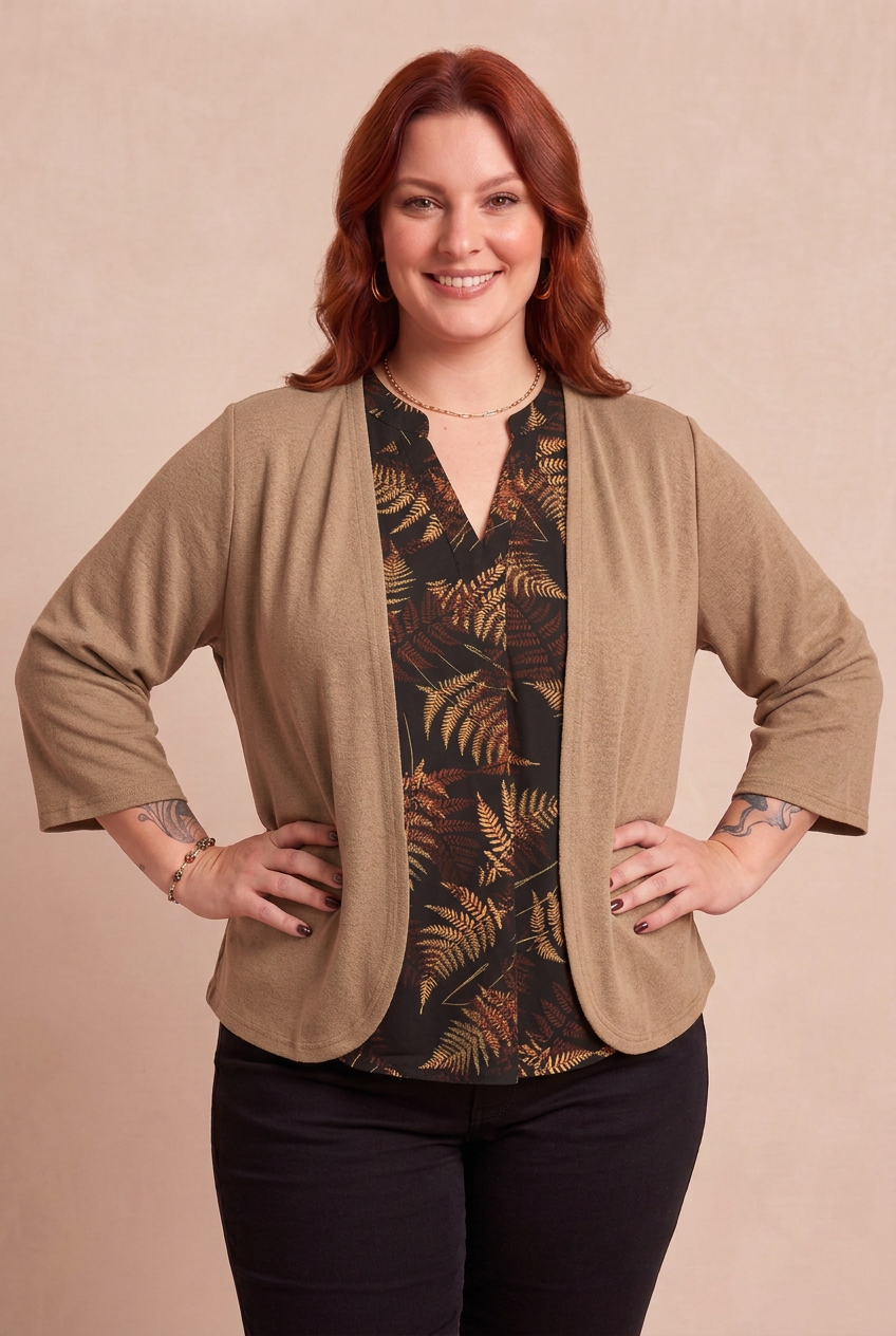 Gilet OLIA taupe avec blouse ELIA – mode grande taille femme