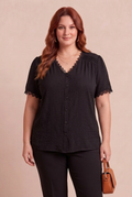 Haut Jasmin noir avec notre mannequin – mode grande taille femme