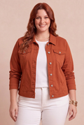 Mannequin portant la veste Dahlia rouille sur fond beige rosé – mode grande taille femme