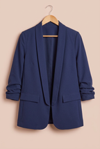 Blazer Belle-de-nuit marine présenté de face sur cintre sur fond beige rosé – mode grande taille femme