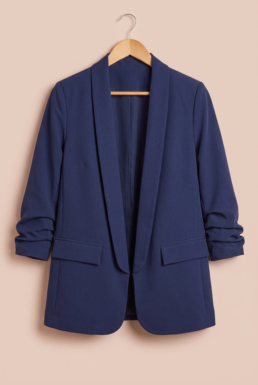 Blazer Belle-de-nuit marine présenté de face sur cintre sur fond beige rosé – mode grande taille femme
