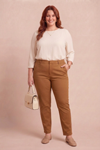 Mannequin rousse portant le pantalon Mimosa caramel avec un sac crème – mode grande taille femme