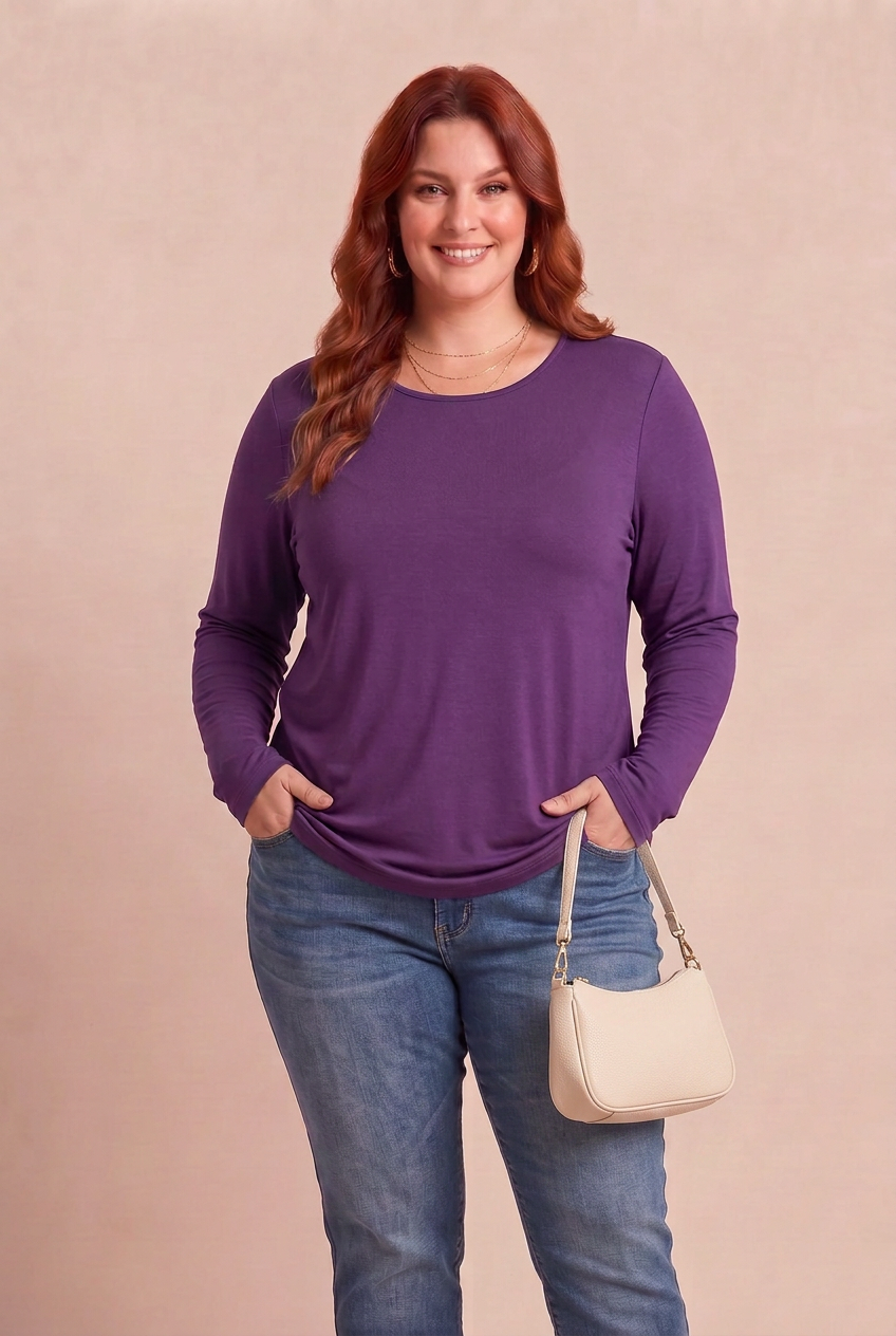 Haut Narcisse mauve porté par notre mannequin rousse avec un sac crème sur fond beige rosé – mode grande taille femme