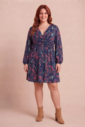 Robe Violette marine portée par la mannequin rousse sur fond beige rosé – mode grande taille femme