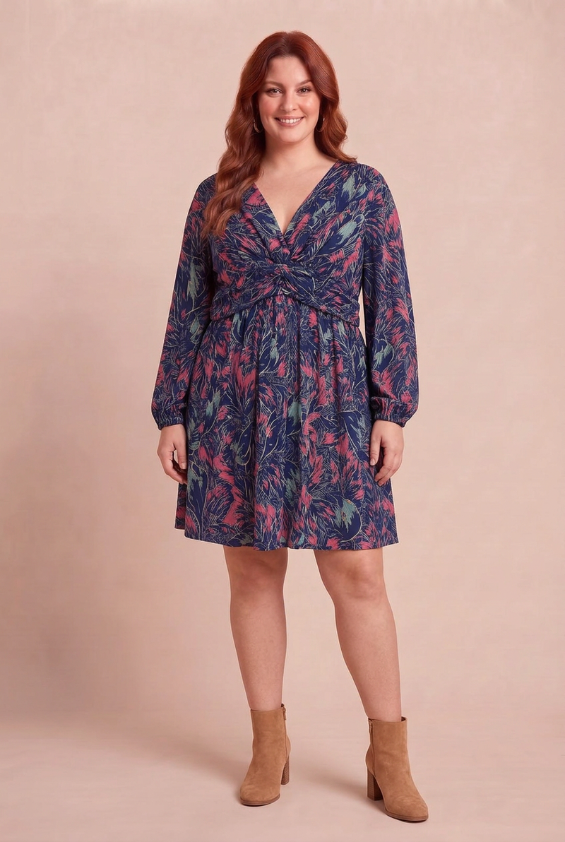 Robe Violette marine portée par la mannequin rousse sur fond beige rosé – mode grande taille femme