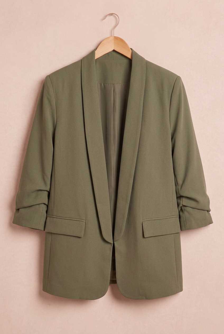 Blazer Belle-de-nuit kaki présenté de face sur cintre sur fond beige rosé – mode grande taille femme
