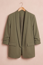 Blazer Belle-de-nuit kaki présenté de face sur cintre sur fond beige rosé – mode grande taille femme
