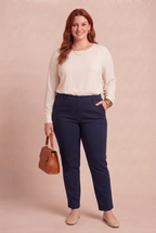 Mannequin rousse portant le pantalon Mimosa marine avec un sac cognac – mode grande taille femme