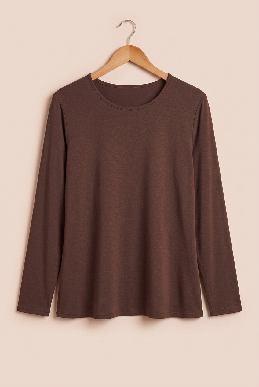Haut Narcisse marron présenté de face sur cintre sur fond beige rosé – mode grande taille femme