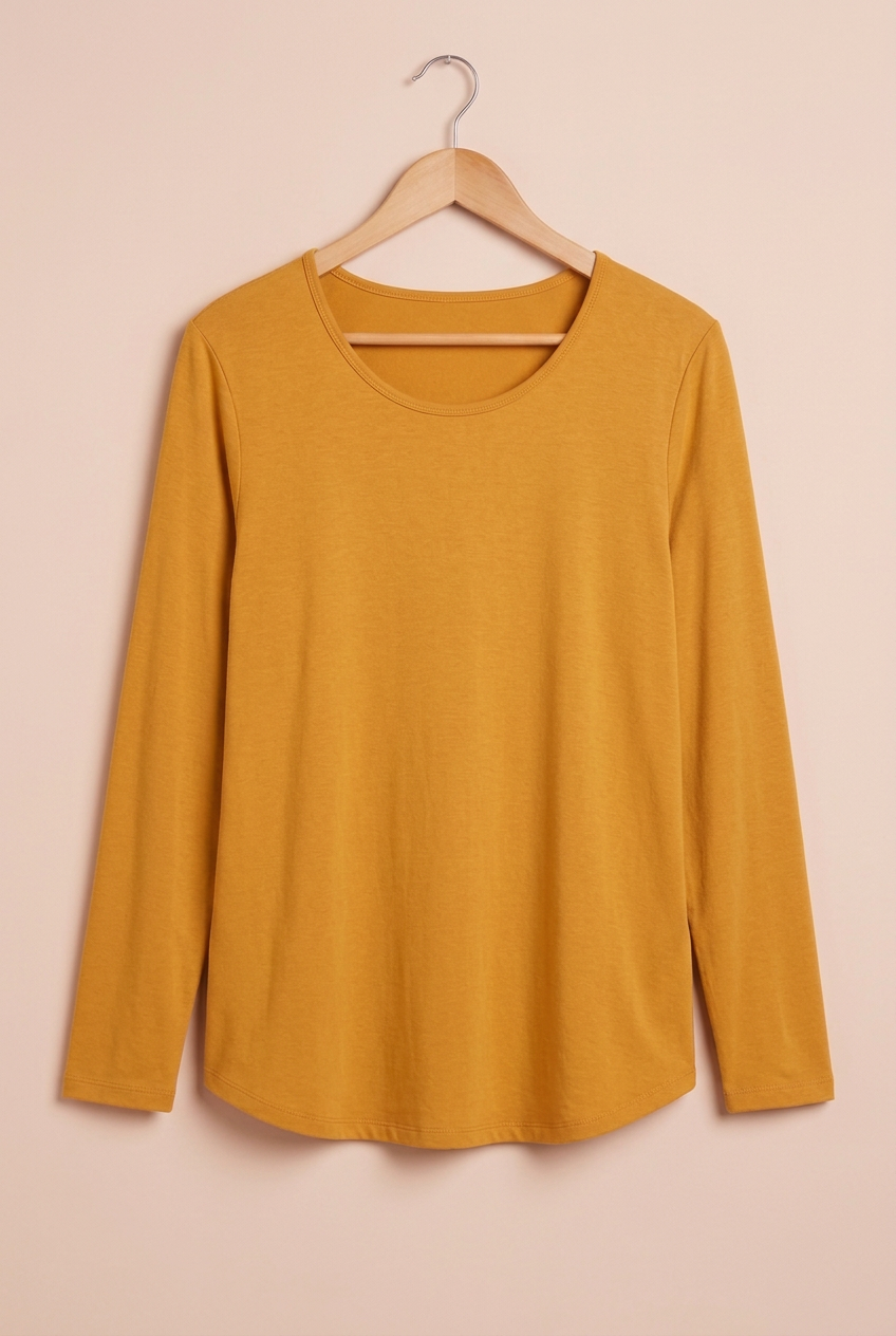 Haut Narcisse moutarde présenté de face sur cintre sur fond beige rosé – mode grande taille femme
