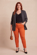 Jegging TINA orange avec notre mannequin – mode grande taille femme