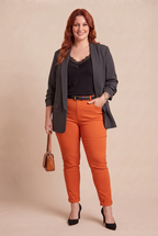 Jegging TINA orange avec notre mannequin – mode grande taille femme