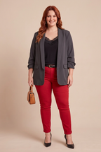 Jegging TINA rouge avec notre mannequin – mode grande taille femme