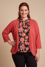 Gilet OLIA rouge porté par notre mannequin – mode grande taille femme