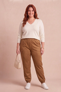 Pantalon VELINA marron sur mannequin avec accessoires – mode grande taille femme