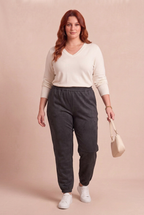 Pantalon VELINA noir sur mannequin avec accessoires – mode grande taille femme