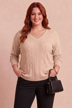 Pull Muguet beige avec pantalon noir – mode grande taille femme