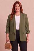 Blazer BELLE-DE-NUIT kaki porté avec top blanc – mode grande taille femme