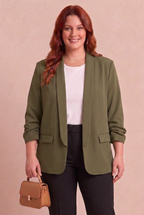 Blazer BELLE-DE-NUIT kaki porté avec top blanc – mode grande taille femme
