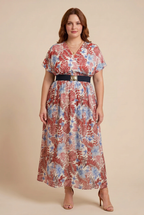 Robe LINA à imprimé rouge et bleu sur mannequin rousse – mode grande taille femme
