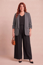 Pantalon large DIVA noir porté par notre mannequin – mode grande taille femme
