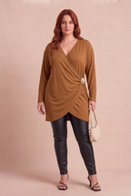 Tunique AMBRE marron avec ROCKA et sac crème – mode grande taille femme