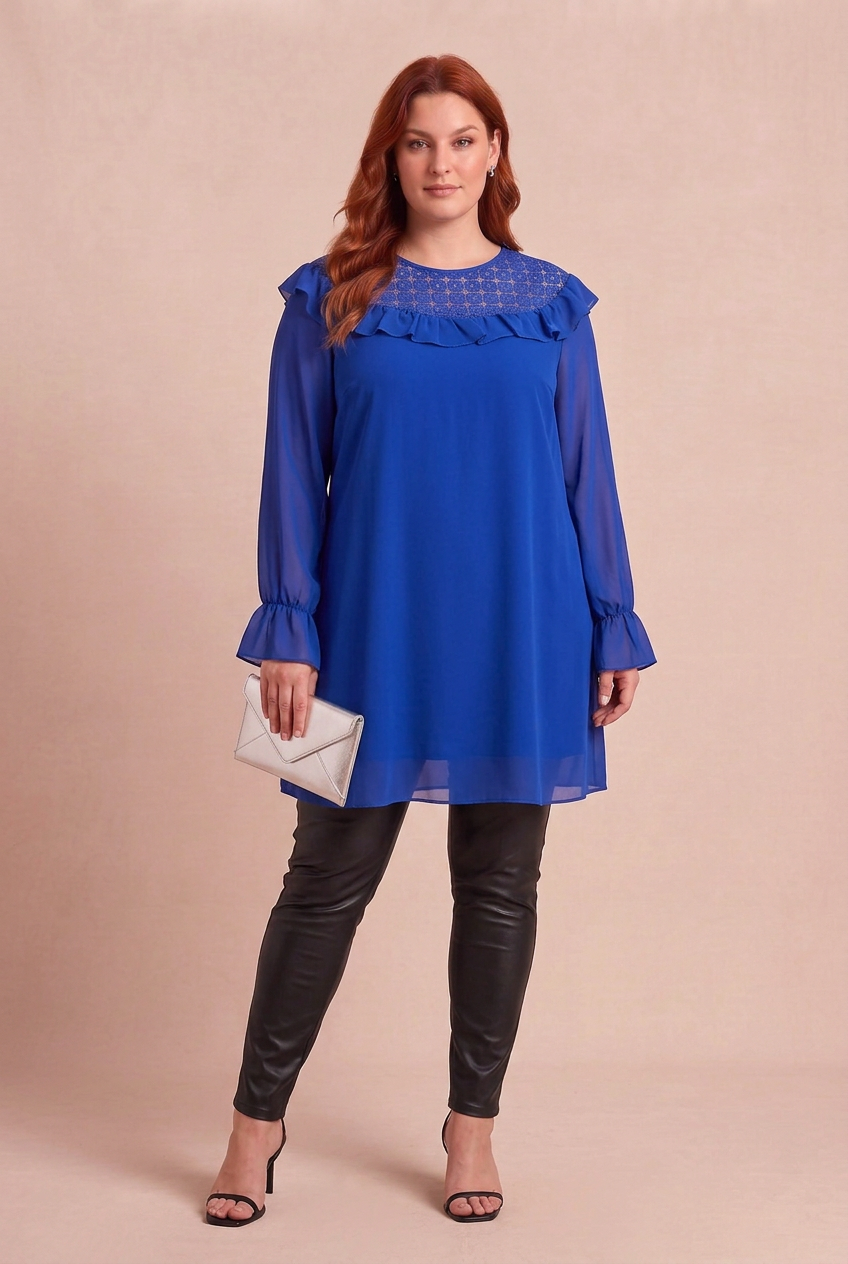 Tunique ÉLÉA avec ROCKA, sandales noires et pochette argentée – mode grande taille femme