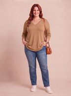 Pull col V VERA beige porté – grande taille femme Harmonist'yle
