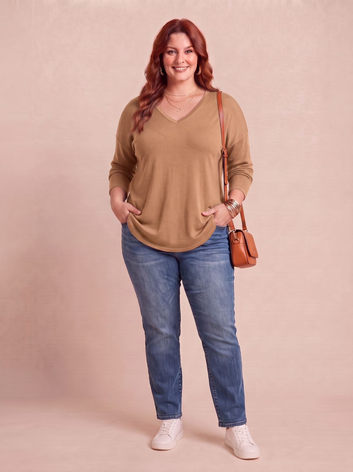 Pull col V VERA beige porté – grande taille femme Harmonist'yle