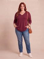 Pull col V VERA bordeaux porté – vêtement grande taille femme Harmonist'yle