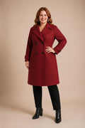 Manteau long grande taille MAJESTY bordeaux porté