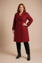 Manteau long grande taille MAJESTY bordeaux porté